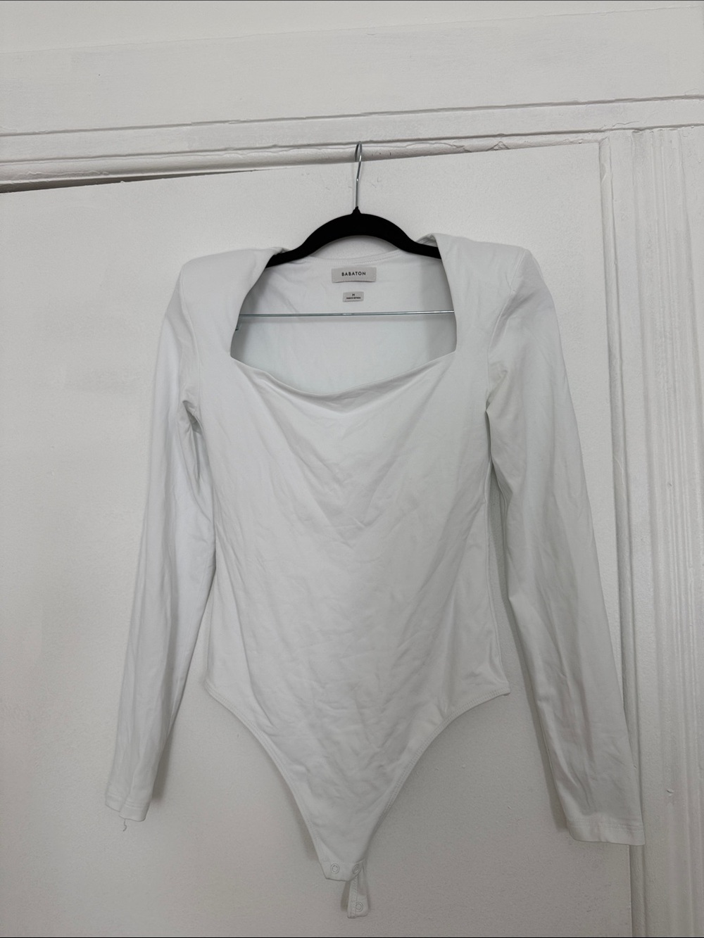 Aritzia Babaton White Long-Sleeve Scoop-Neck Bodysuit With Shoulder Pads